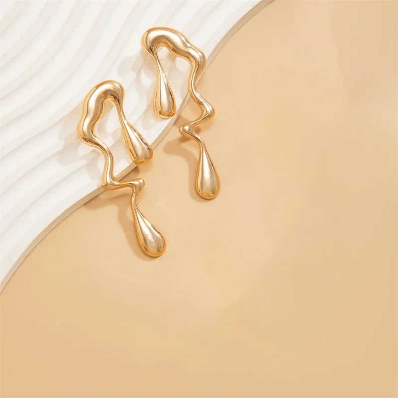 Brincos Longos Geométricos Gota Irregular em Metal Dourado Vintage