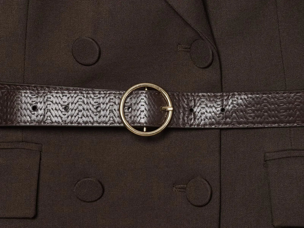 Conjunto Contemporâneo Sem Mangas com Cinto e Calça de Alfaiataria