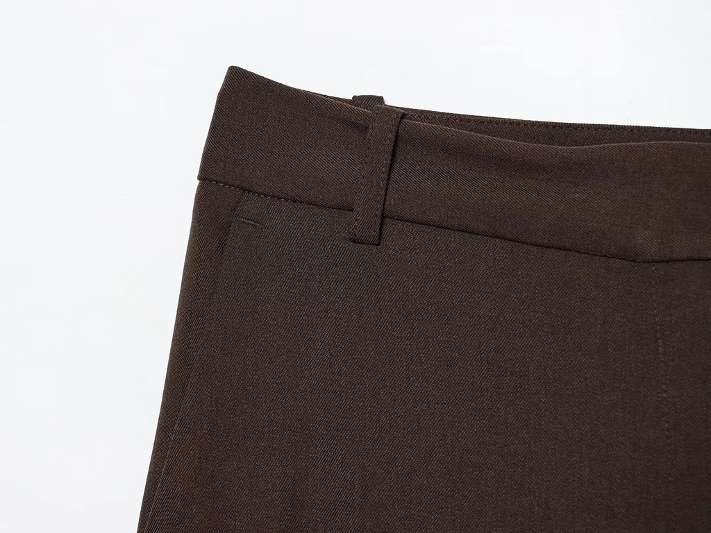 Conjunto Contemporâneo Sem Mangas com Cinto e Calça de Alfaiataria