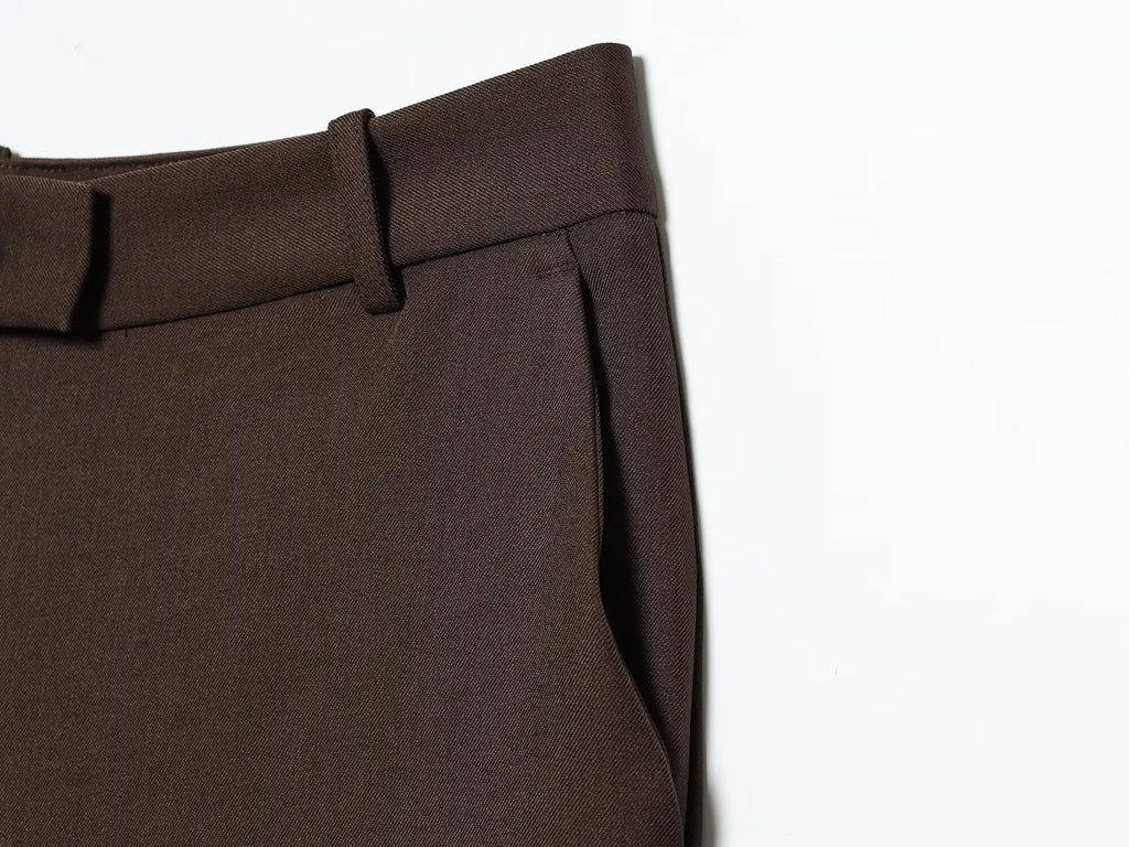 Conjunto Contemporâneo Sem Mangas com Cinto e Calça de Alfaiataria