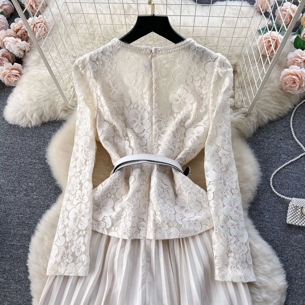 Beatriz | Vestido Longo em Renda com Gola Quadrada e Saia Franzida