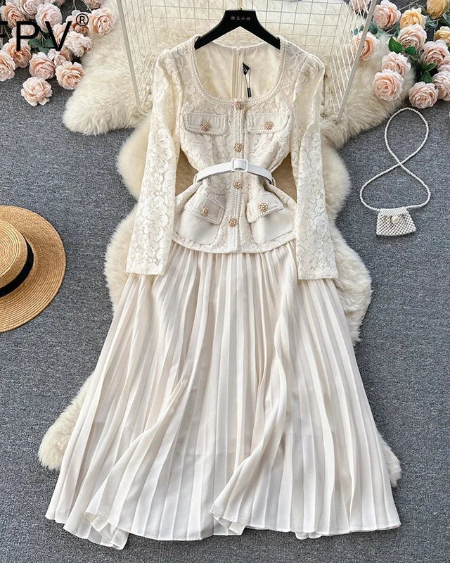 Beatriz | Vestido Longo em Renda com Gola Quadrada e Saia Franzida