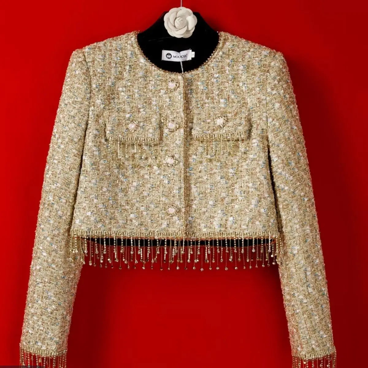 Blazer Curto Dourado em Alfaiataria de Tweed – Elegância e Autoridade