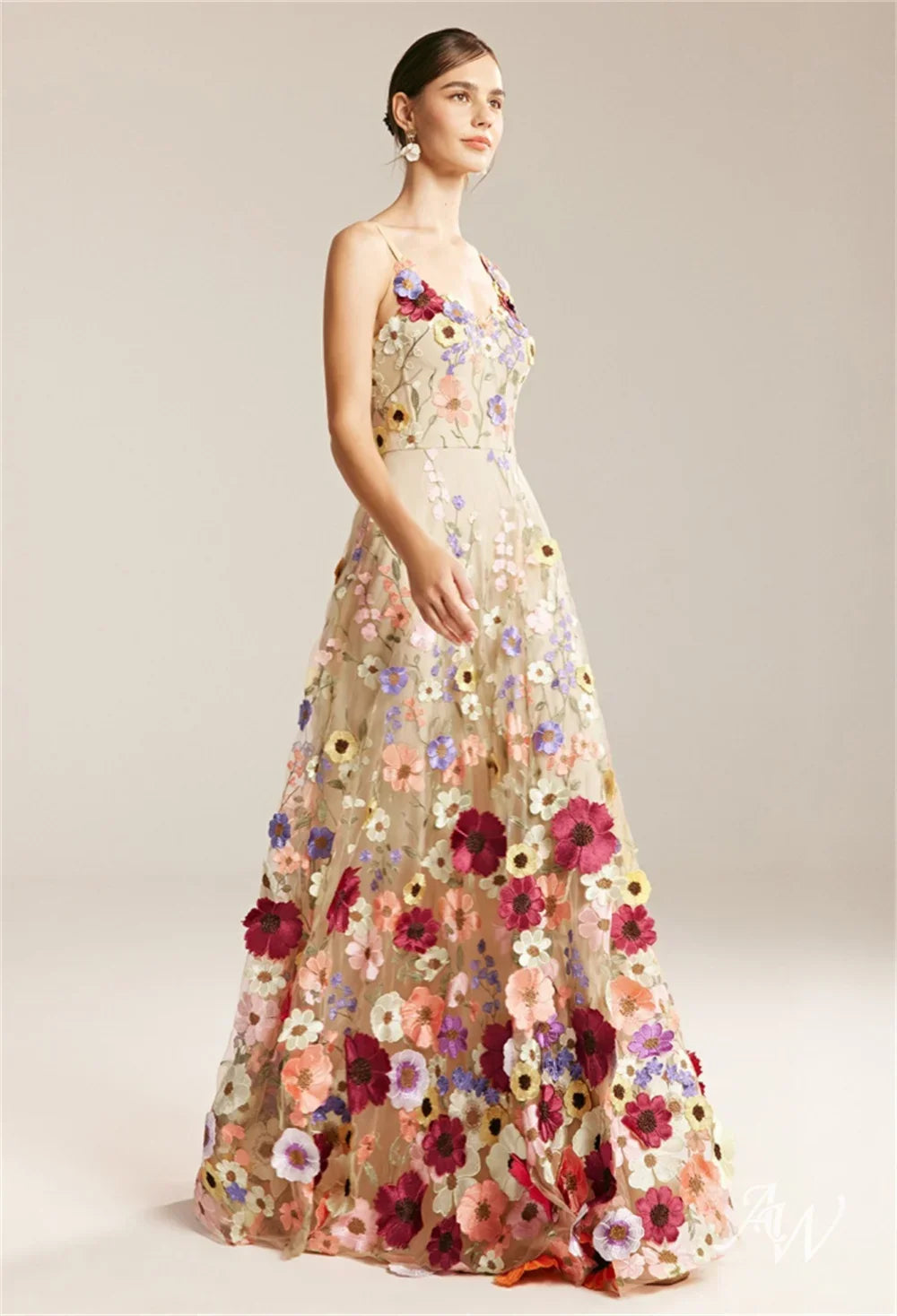 Vestido Longo em Tule com Bordado Floral à Mão e Alças Delicadas