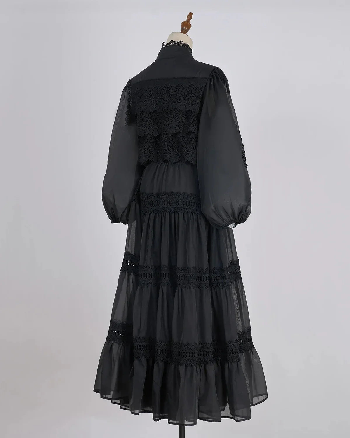 Valentina | Vestido Longo em Renda Artesanal com Aplicação de Pérolas