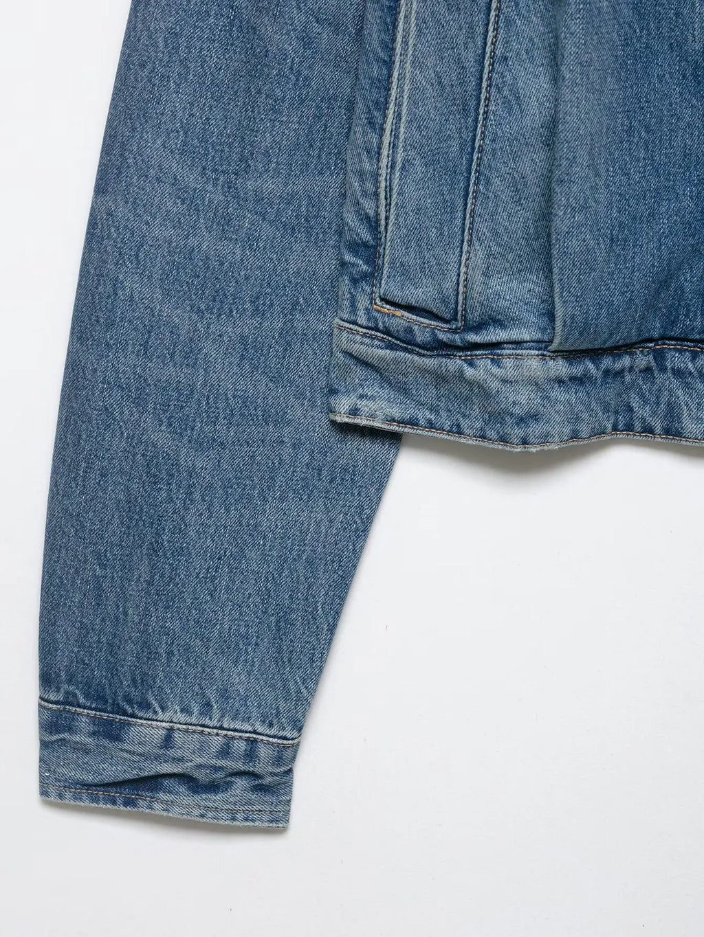 Jaqueta Curta Escultural em Denim com Silhueta Ampla e Fechamento em Zíper