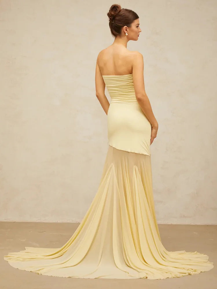 Vestido Maxi Escultural Amarelo com Estrutura de Corpete e Saia Fluida