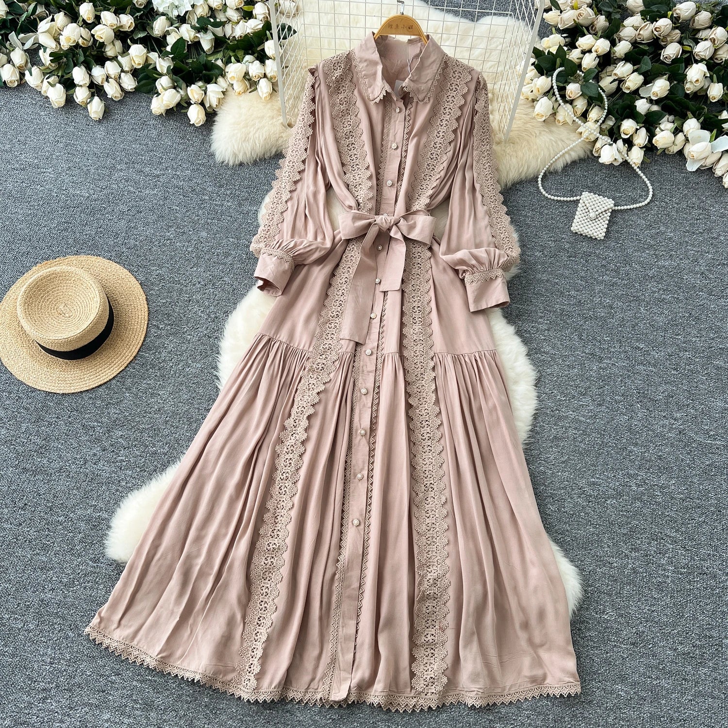 Mariana | Vestido Longo em Renda Patchwork com Botões e Cintura Ajustável