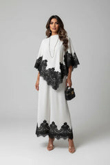 Conjunto Cetim com Aplicação de Renda, Blusa Capa e Calça Wide Leg