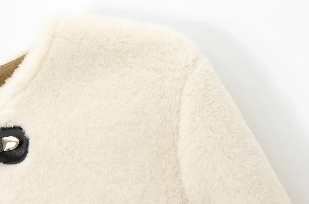 Berenice | Casaco Cropped em Shearling Bege com Fechamento em Toggles
