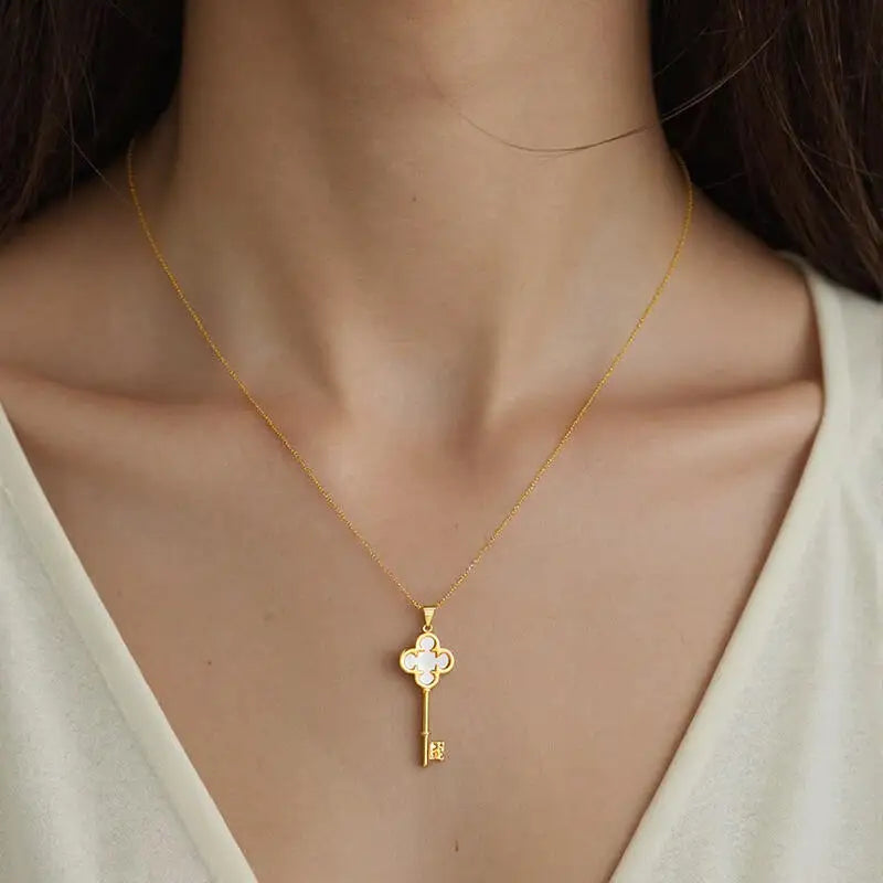 Colar CHCH Elegante Bicolor com Zircônias Delicadamente Cravadas e Pingente Sofisticado Ajustável