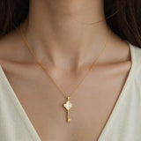 Colar CHCH Elegante Bicolor com Zircônias Delicadamente Cravadas e Pingente Sofisticado Ajustável