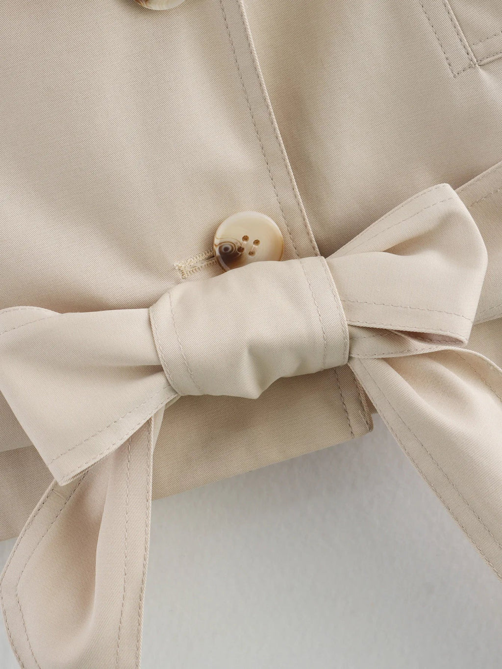 Casaco Escultural Estilo Trench Coat com Abotoamento Cruzado e Cinto