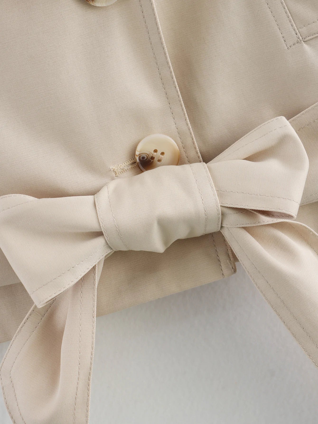 Casaco Escultural Estilo Trench Coat com Abotoamento Cruzado e Cinto