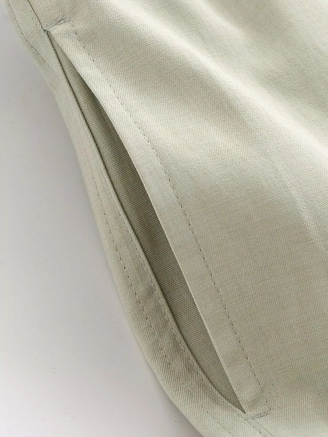 Conjunto Minimalista Abotoamento Simples e Calça de Corte Reto