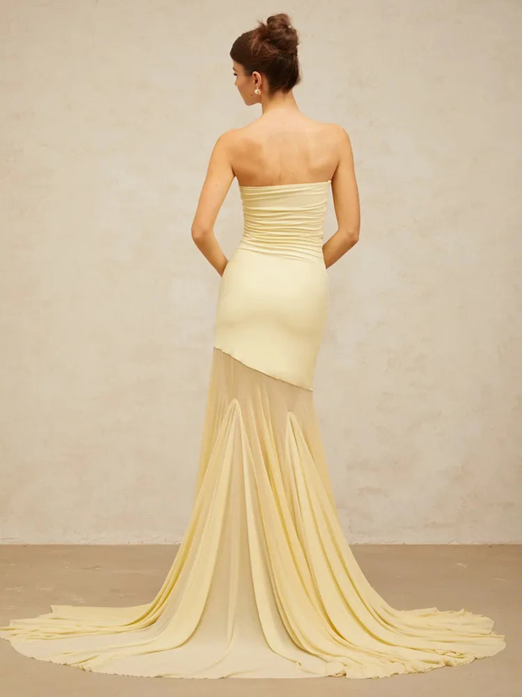 Vestido Maxi Escultural Amarelo com Estrutura de Corpete e Saia Fluida