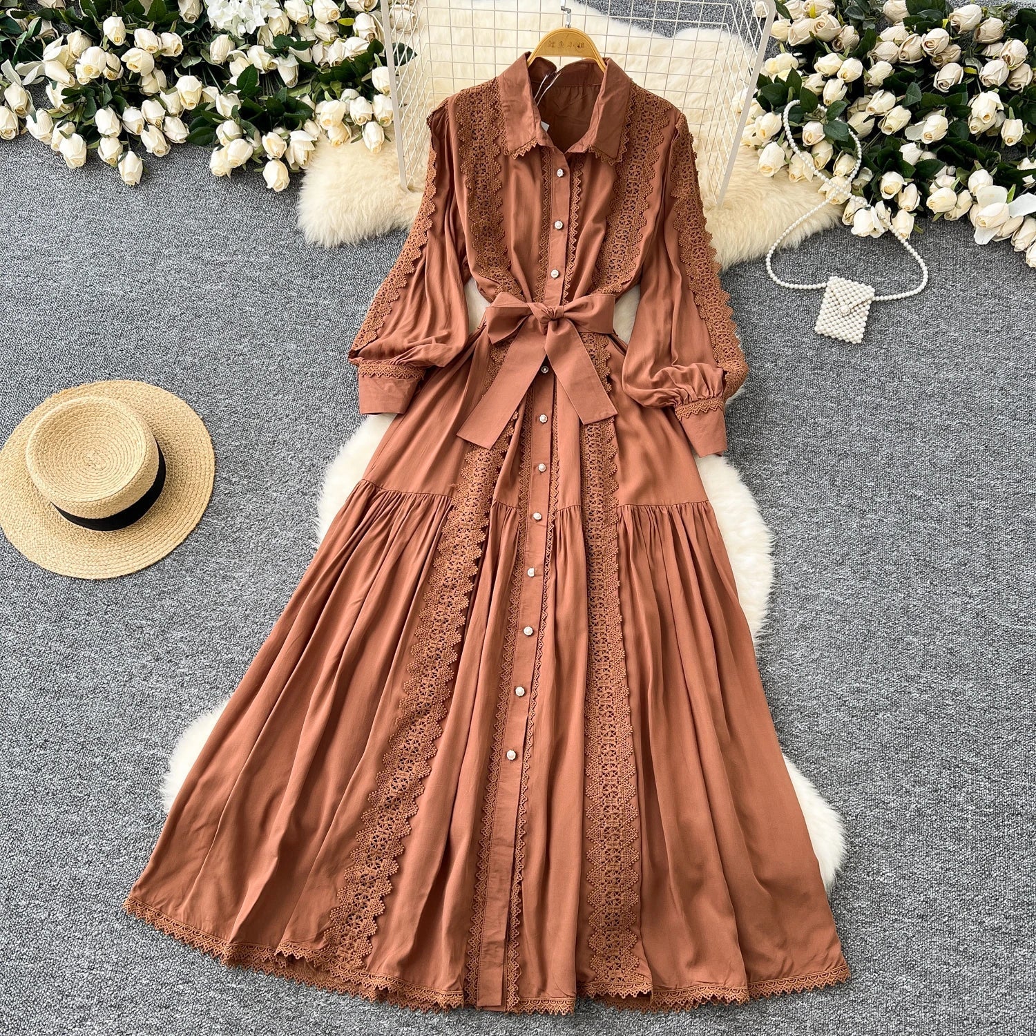 Mariana | Vestido Longo em Renda Patchwork com Botões e Cintura Ajustável