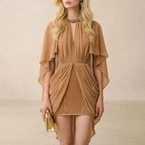 Vestido Curto com Capa Fluida Cintura Marcada