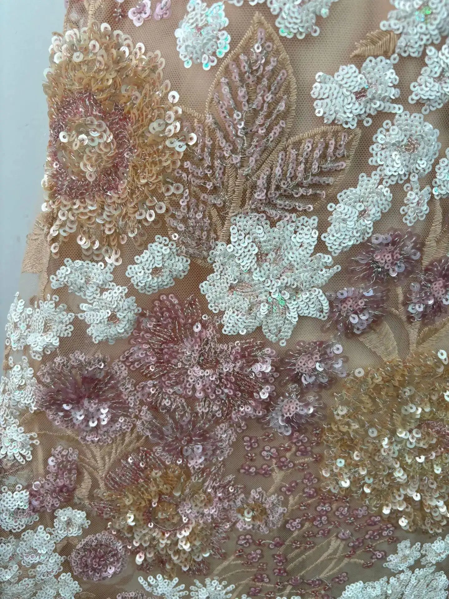 Vestido Midi em Tule Neutro com Brilho de Paetês e Detalhe Floral