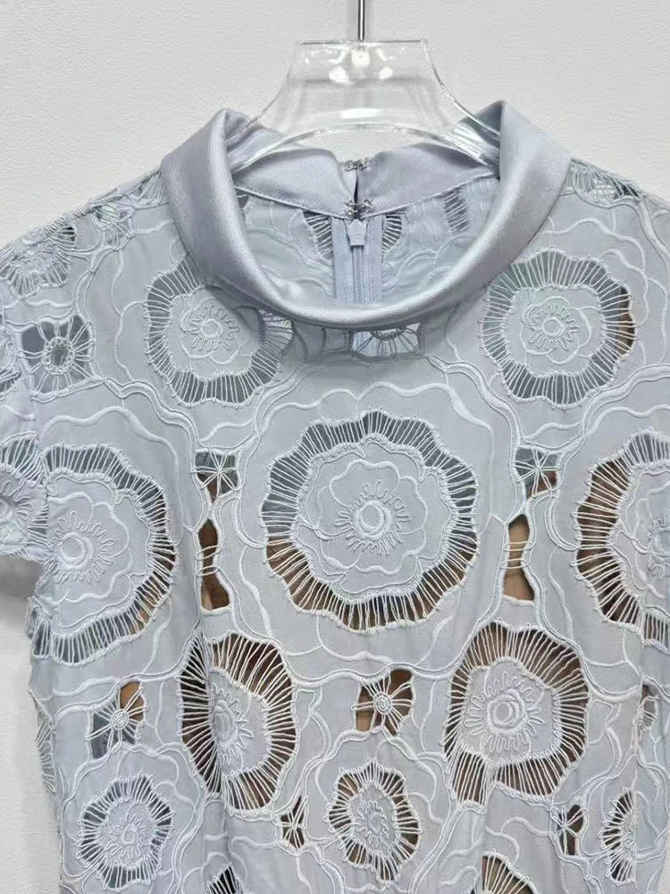 Midi Romântico em Renda Vazada com Cinto e Decote Elegante