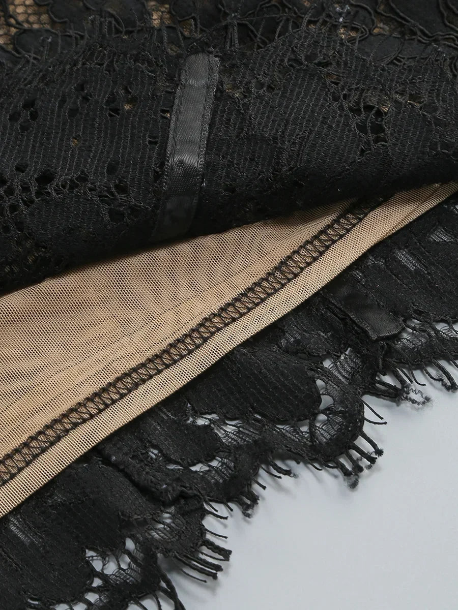 Vestido Longo Escultural com Decote Quadrado e Renda Nobre