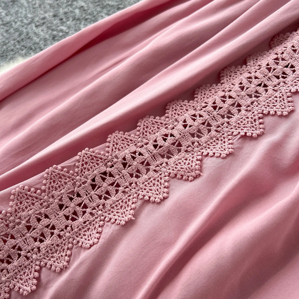 Mariana | Vestido Longo em Renda Patchwork com Botões e Cintura Ajustável