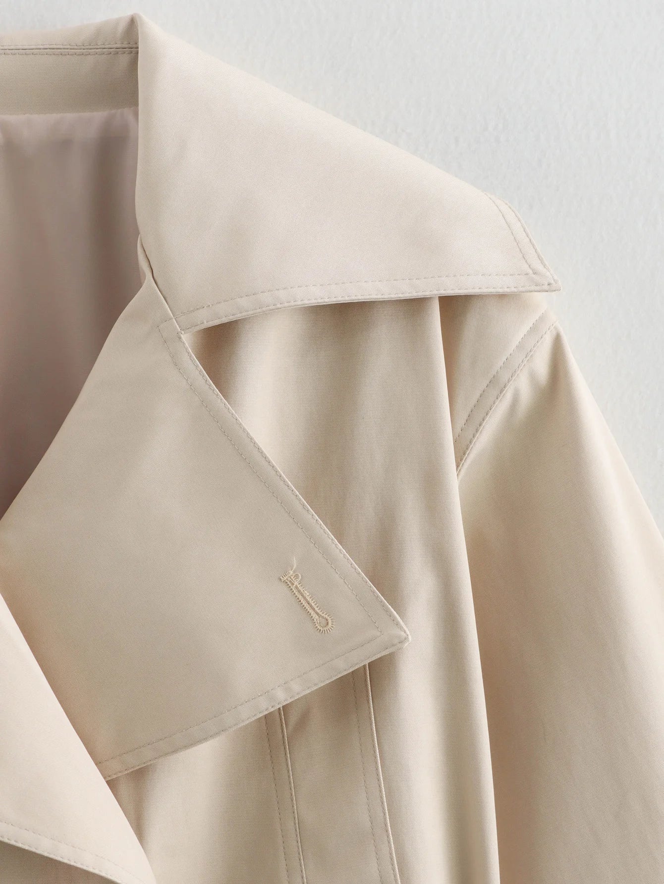 Casaco Escultural Estilo Trench Coat com Abotoamento Cruzado e Cinto