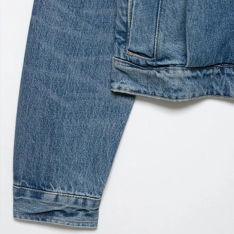 Jaqueta Curta Escultural em Denim com Silhueta Ampla e Fechamento em Zíper