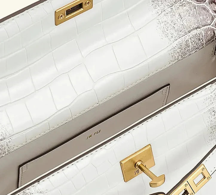Bolsa Estruturada em Textura Croco com Alça Dupla Funcional