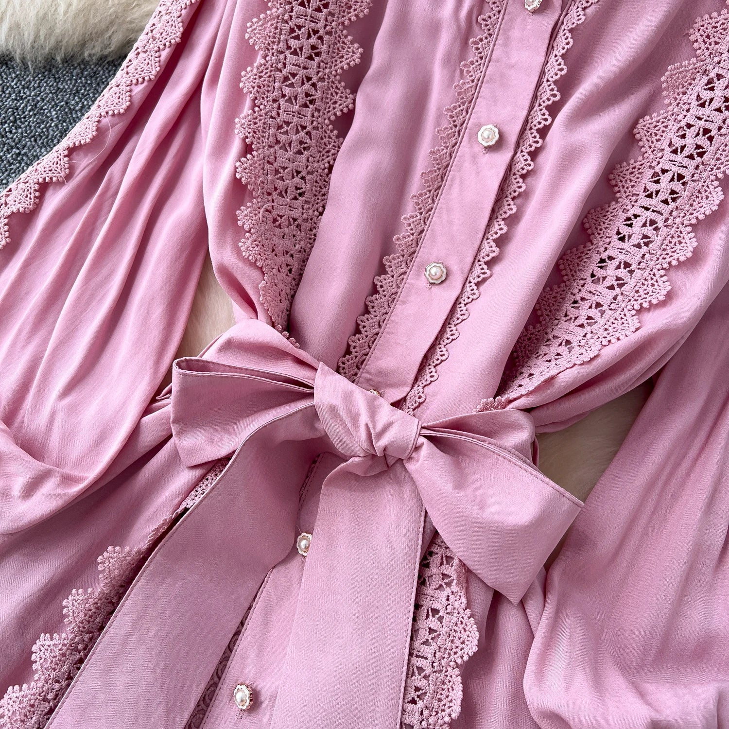 Mariana | Vestido Longo em Renda Patchwork com Botões e Cintura Ajustável