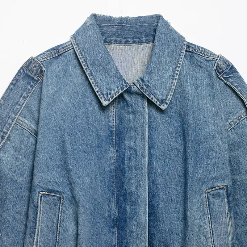 Jaqueta Curta Escultural em Denim com Silhueta Ampla e Fechamento em Zíper