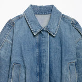 Jaqueta Curta Escultural em Denim com Silhueta Ampla e Fechamento em Zíper