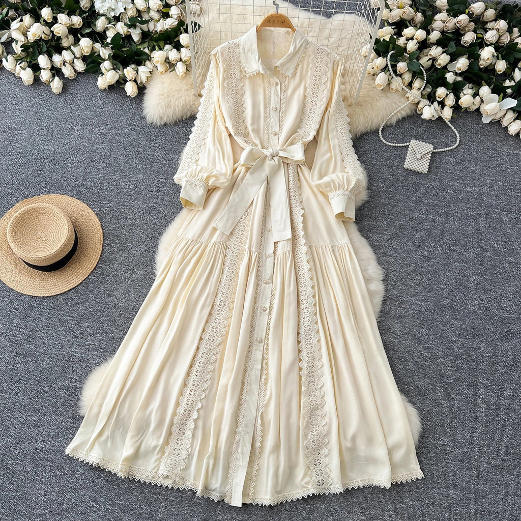 Mariana | Vestido Longo em Renda Patchwork com Botões e Cintura Ajustável
