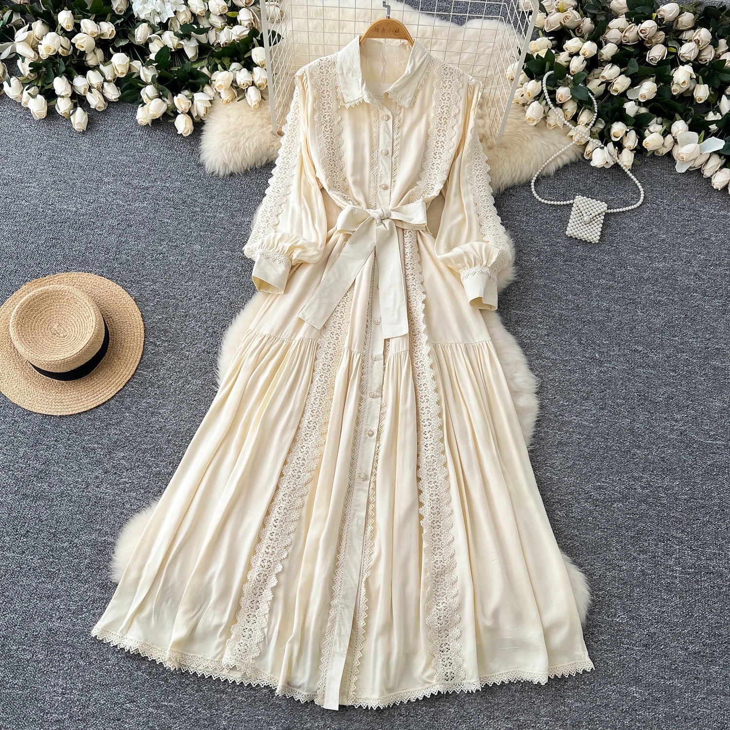 Mariana | Vestido Longo em Renda Patchwork com Botões e Cintura Ajustável