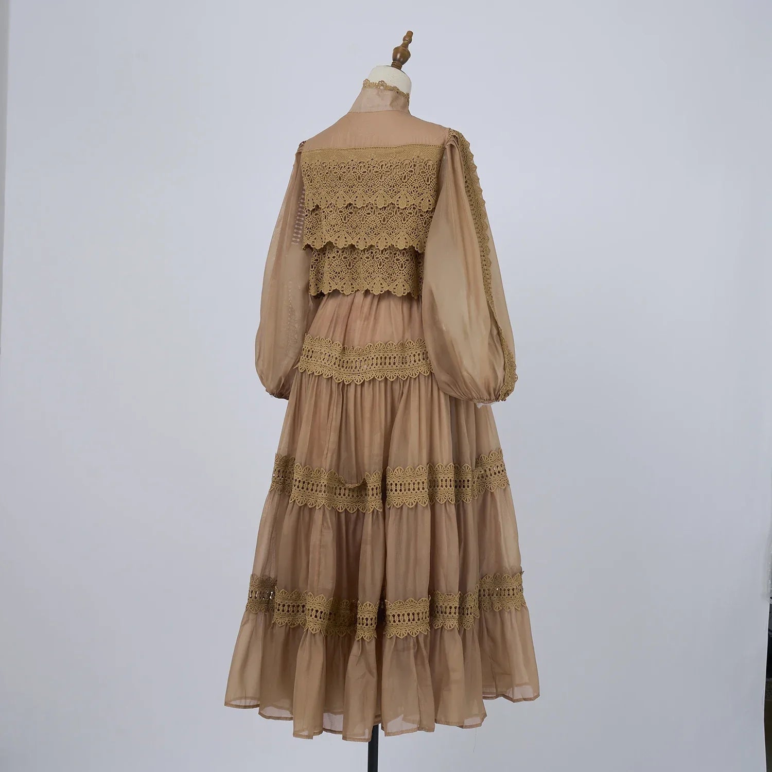 Valentina | Vestido Longo em Renda Artesanal com Aplicação de Pérolas