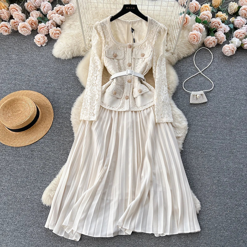 Beatriz | Vestido Longo em Renda com Gola Quadrada e Saia Franzida