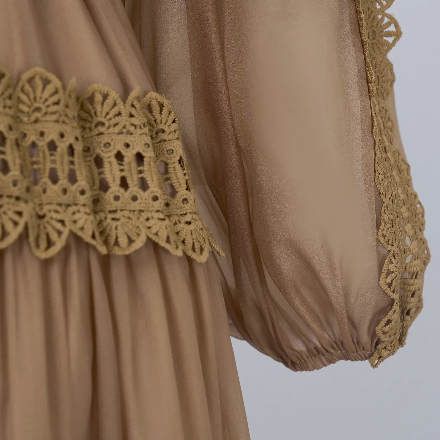Valentina | Vestido Longo em Renda Artesanal com Aplicação de Pérolas