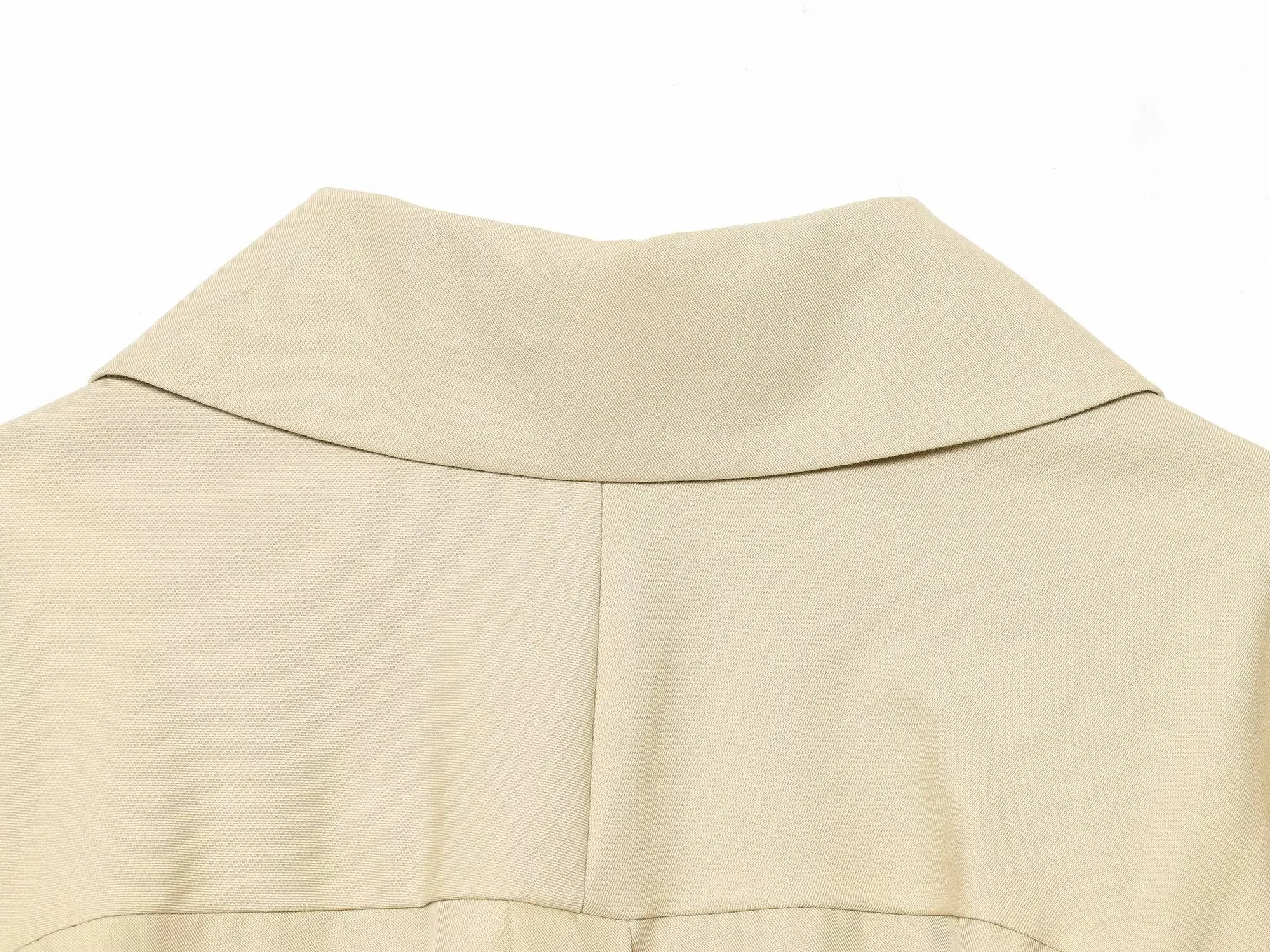 Jaqueta Estilo Bomber com Detalhes Plissados e Abotoamento Simples