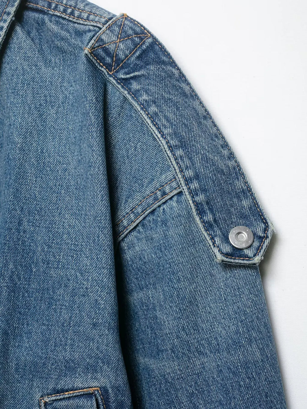 Jaqueta Curta Escultural em Denim com Silhueta Ampla e Fechamento em Zíper