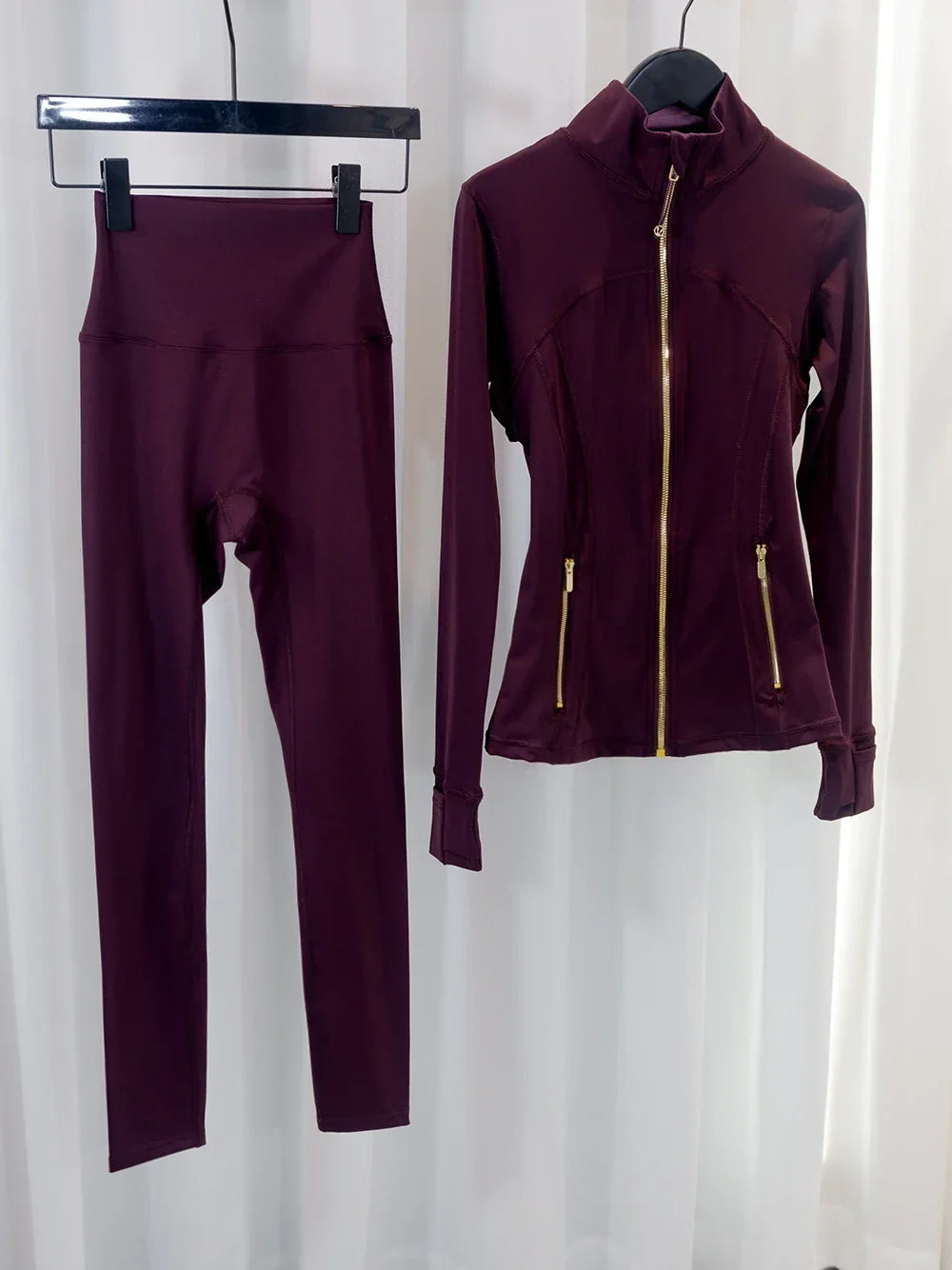 Conjunto Esportivo Feminino com Zíper Dourado e Calça Modeladora