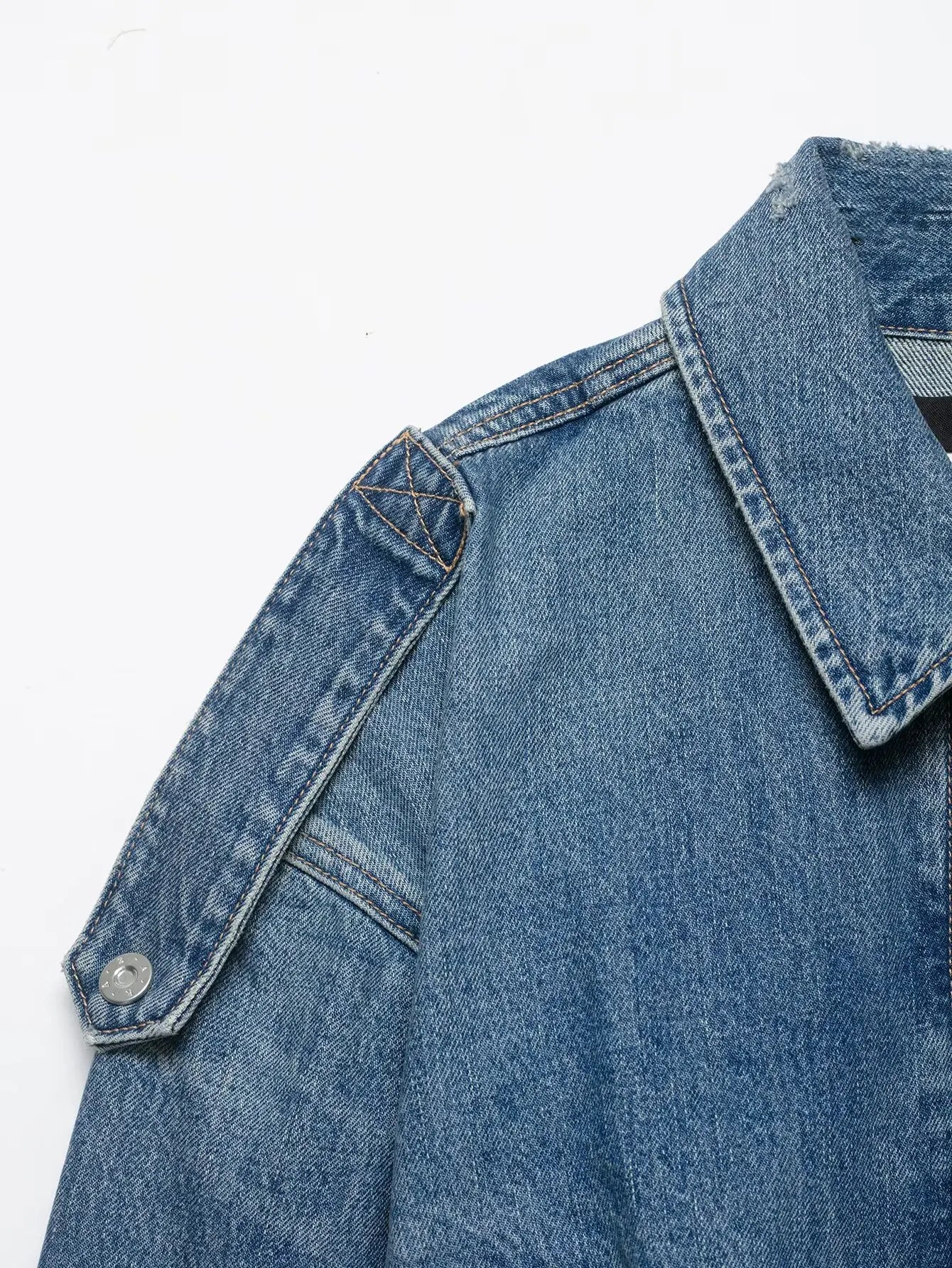 Jaqueta Curta Escultural em Denim com Silhueta Ampla e Fechamento em Zíper