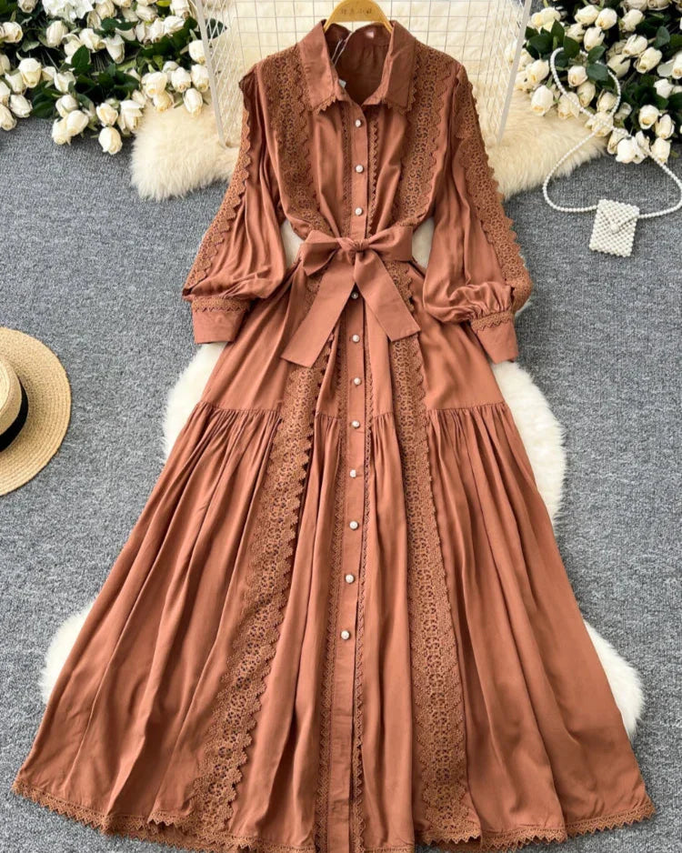 Mariana | Vestido Longo em Renda Patchwork com Botões e Cintura Ajustável
