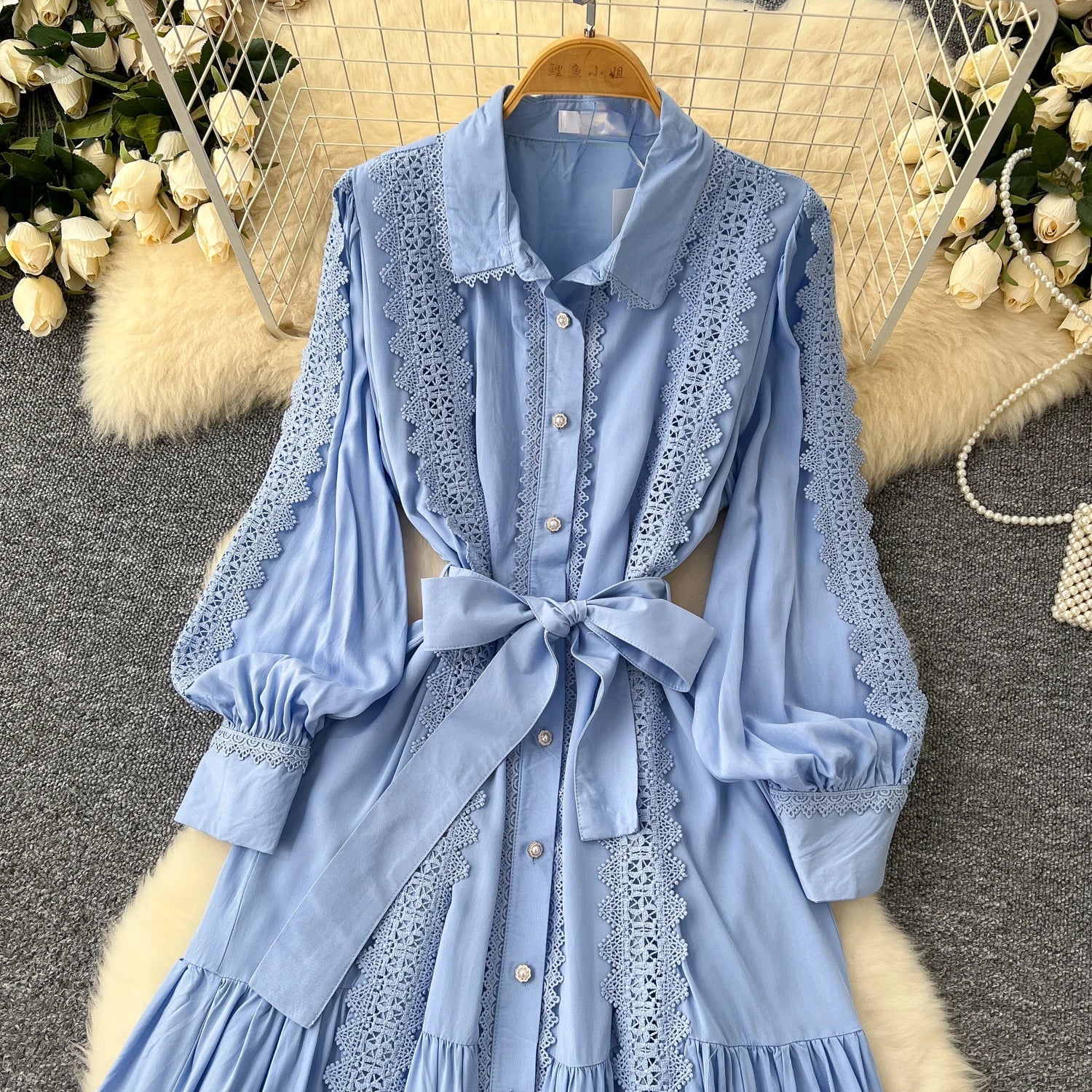 Mariana | Vestido Longo em Renda Patchwork com Botões e Cintura Ajustável