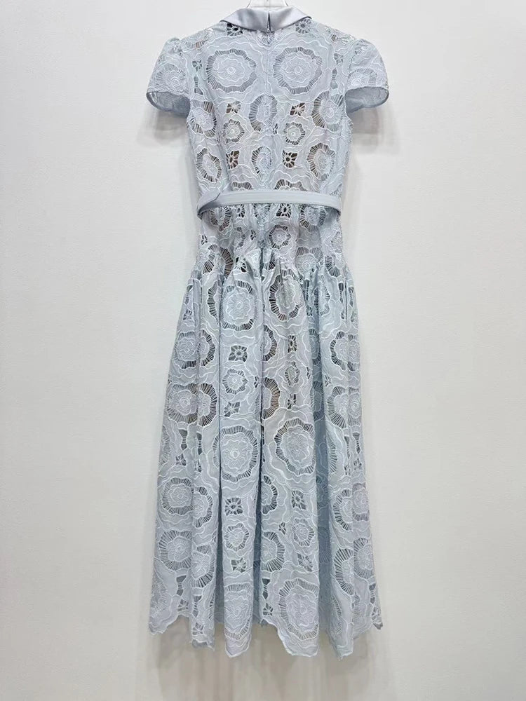 Midi Romântico em Renda Vazada com Cinto e Decote Elegante