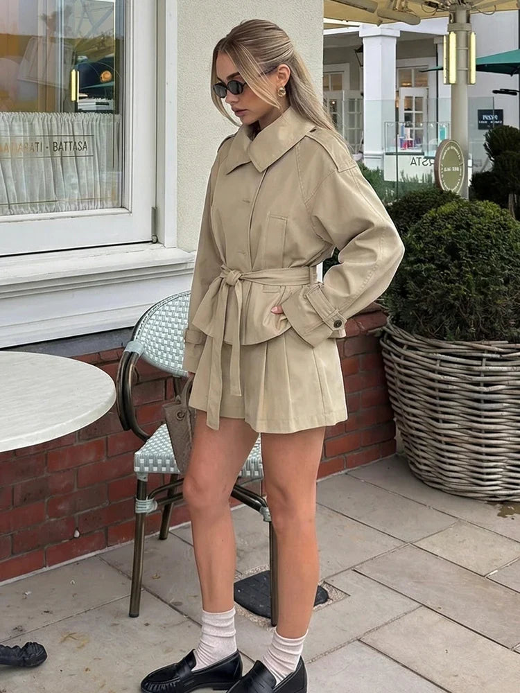 Conjunto Streetwear Elegante: Casaco Estruturado com Cinto e Shorts de Alfaiataria
