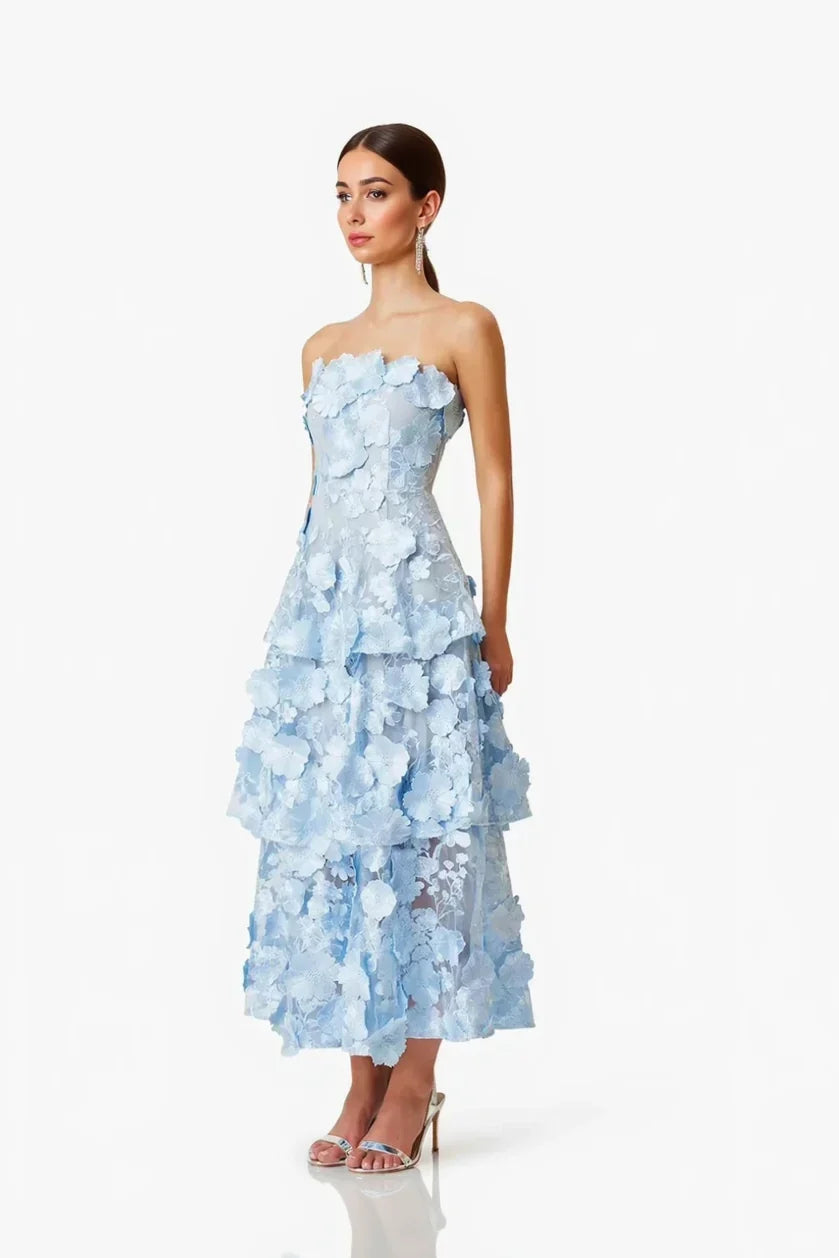 Vestido em Camadas de Alta Alfaiataria com Aplique Chic e Cintura Alta