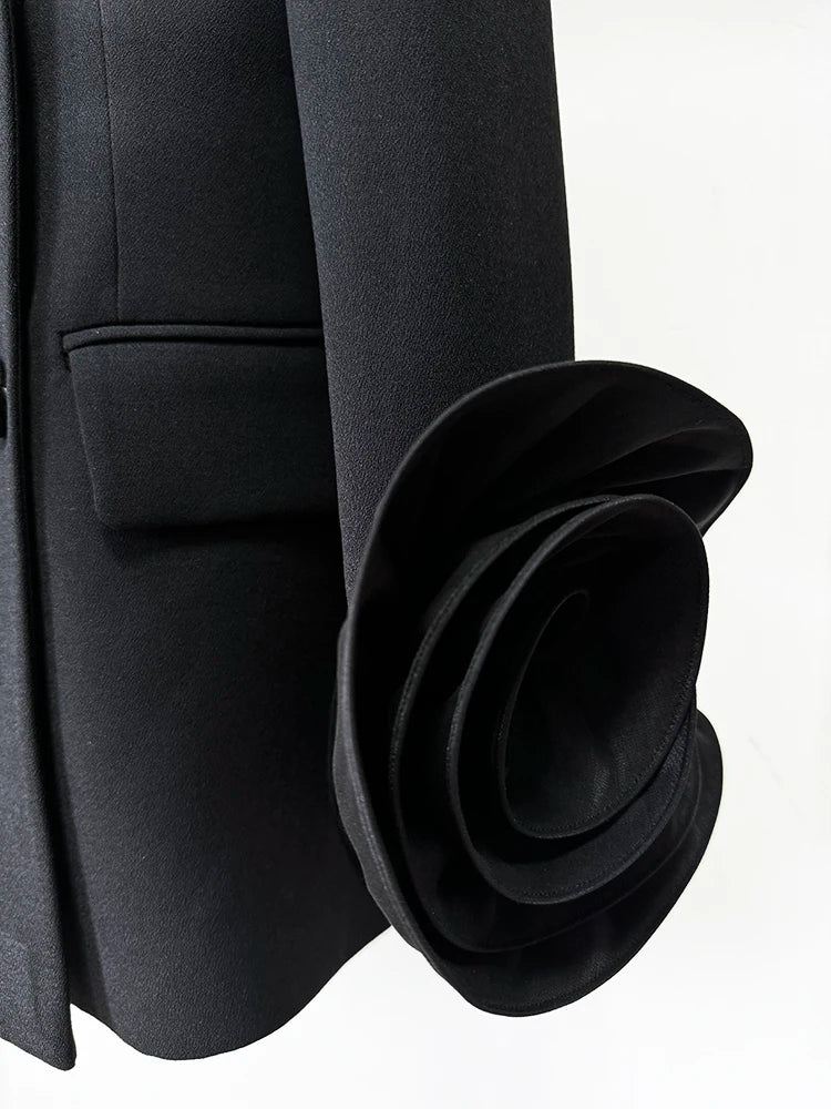 Blazer com Aplicações de Flores e Abotoamento Duplo: Elegância Estruturada