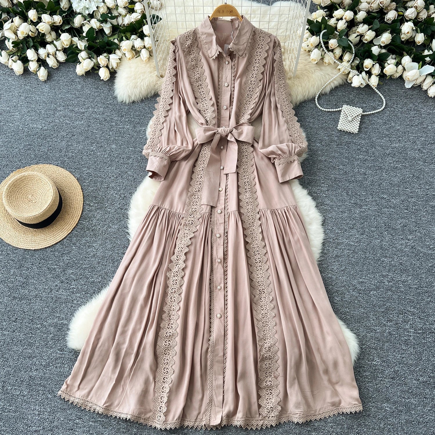 Mariana | Vestido Longo em Renda Patchwork com Botões e Cintura Ajustável
