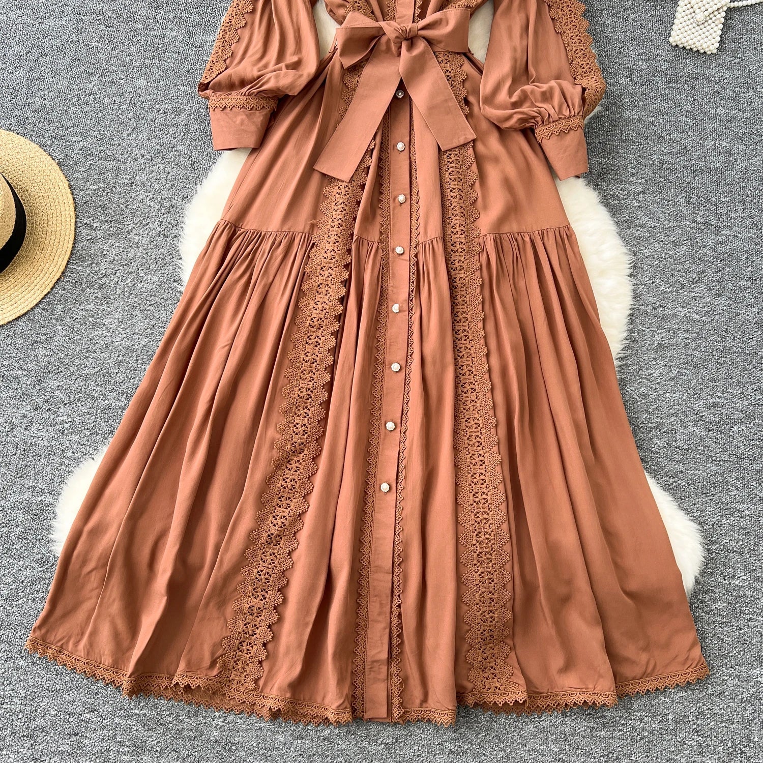 Mariana | Vestido Longo em Renda Patchwork com Botões e Cintura Ajustável
