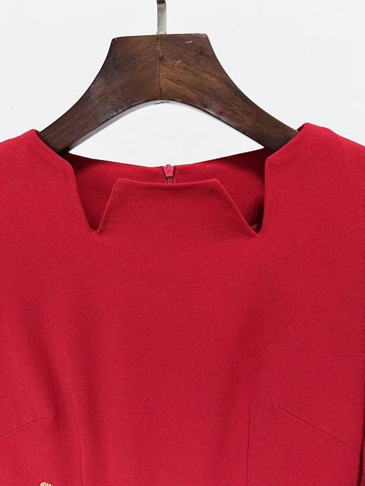 Vestido Longo de Luxo com Capa e Detalhes Reluzentes